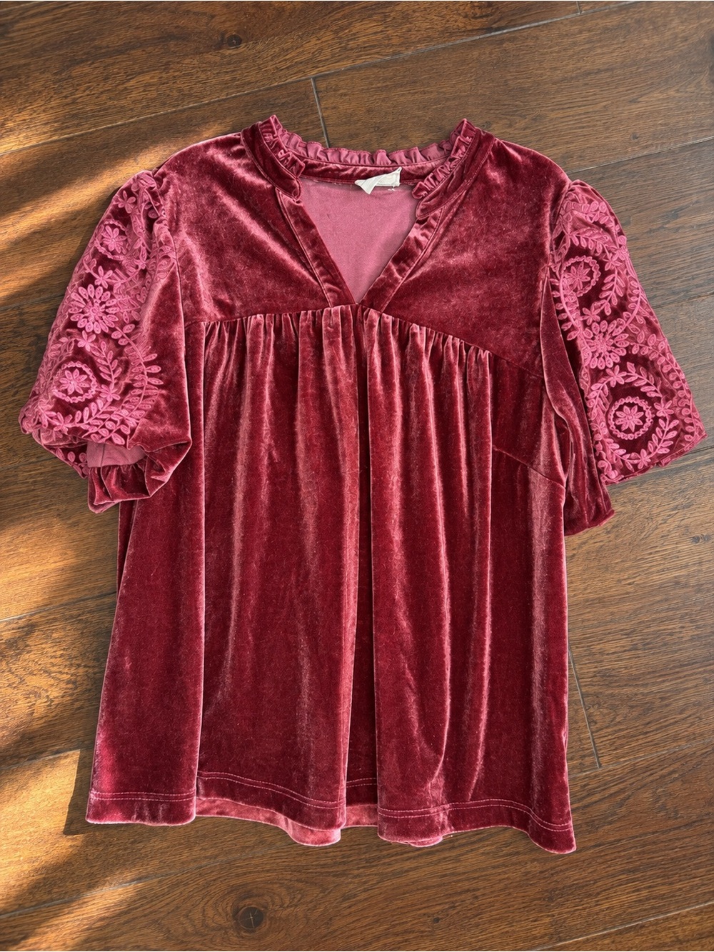 Umgee Wine Velvet V-Neck Top with Lace Bubble Sleeve Detail Sz XL (?)